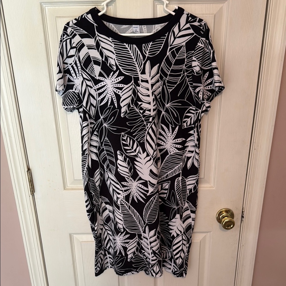 Old Navy Short Sleeve Dress Featuring Black and White Palm Leaves